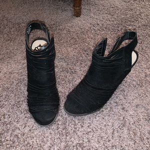Black wedge shoe
